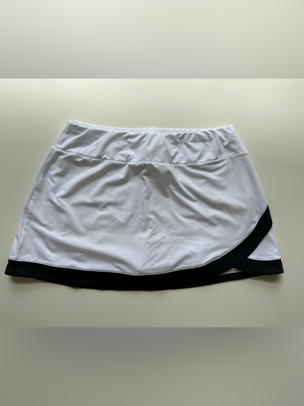 White Athletic Tennis Skort with Black Trim | Size M | 360 by Tail